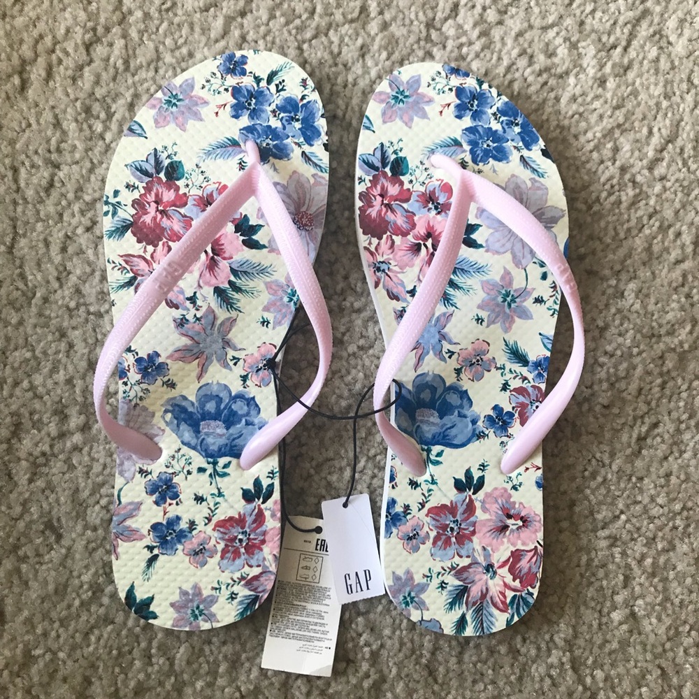 Flower print flip-flops